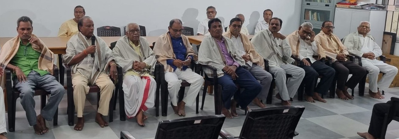 Group photo of teachers honoured.jpg